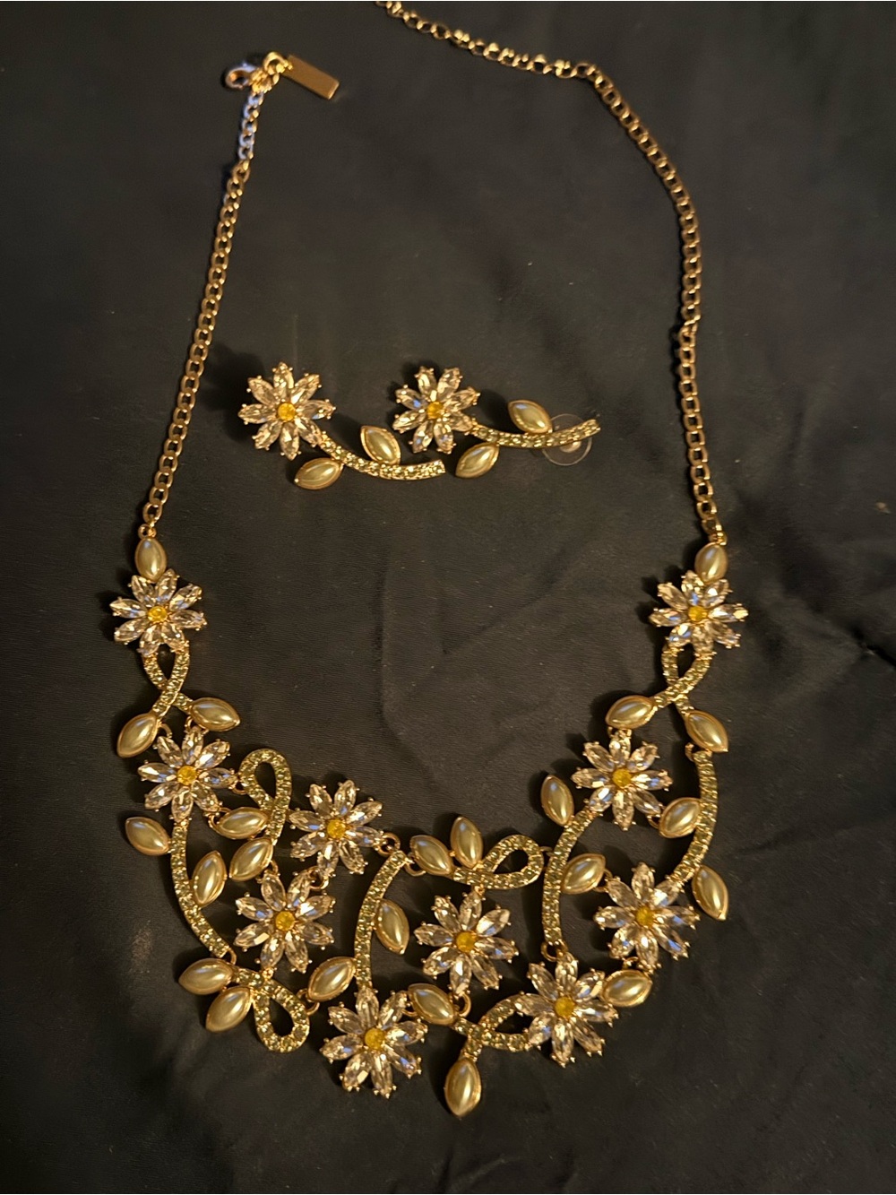⭐️💛✨I.N.C. Floral Necklace and Earrings ✨💛⭐️